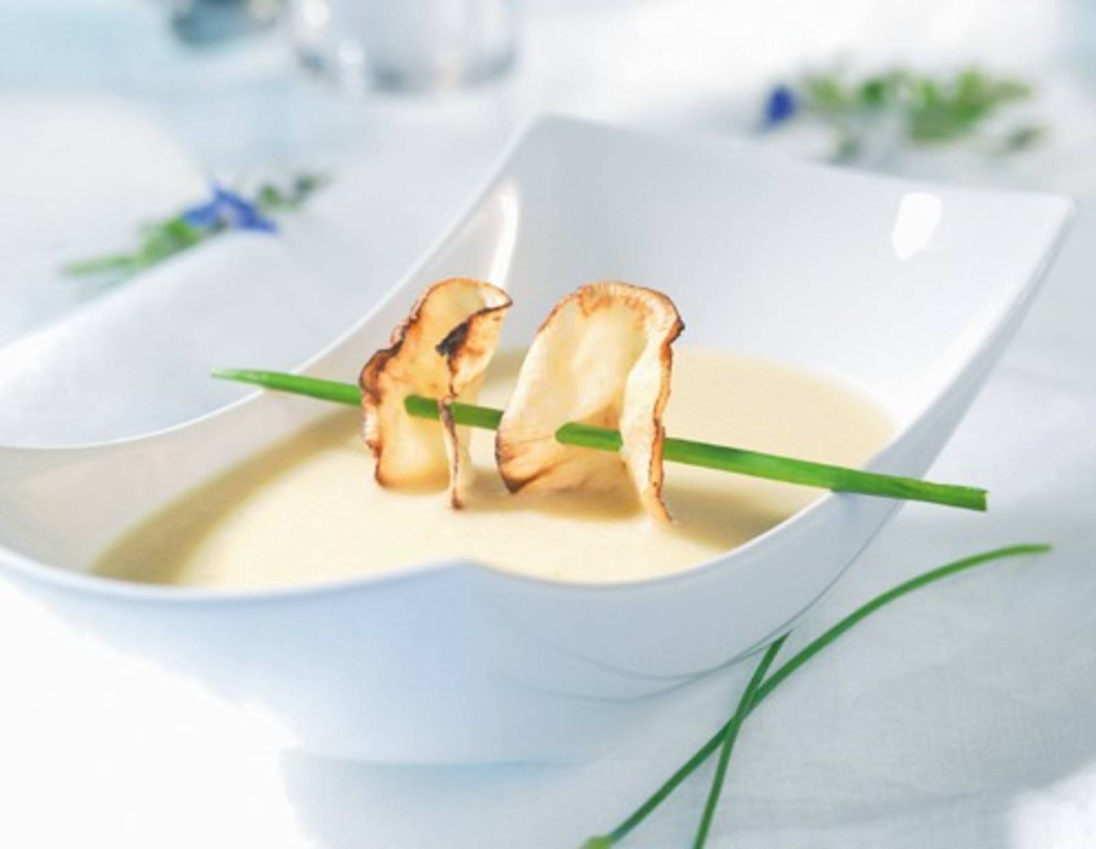 Apfel-Sellerie-Suppe mit Selleriechip